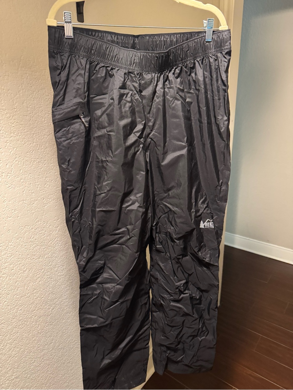 REI men’s Black Packable Rain Pants with Zip Pocket